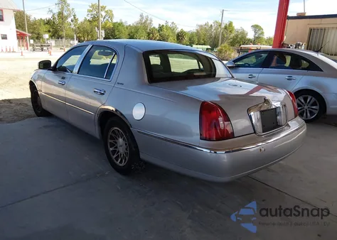 2000 Lincoln Town Car Signature z USA, uszkodzony, nr VIN 1LNHM82WXYY903160